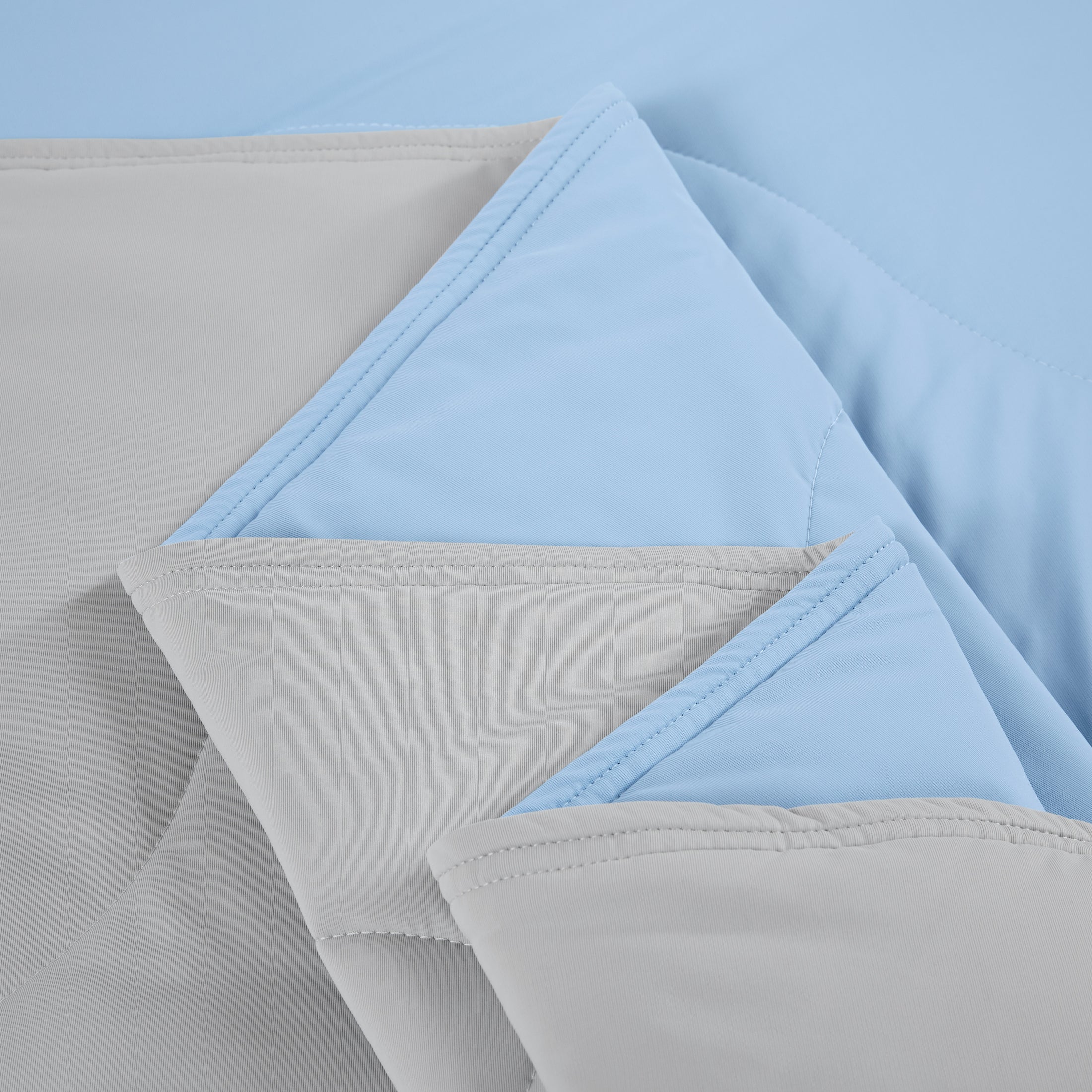 Reversible Lightweight Cooling Comforter