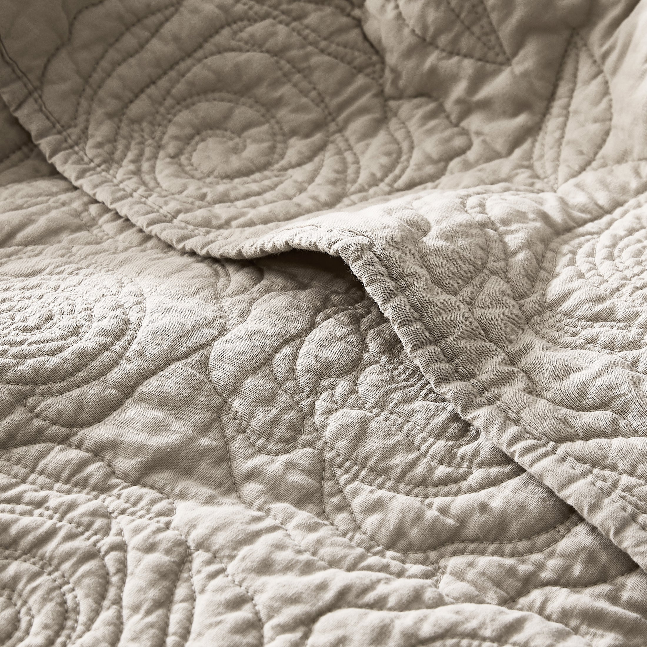 100% Cotton Rosette Pattern Farmhouse Quilt Set