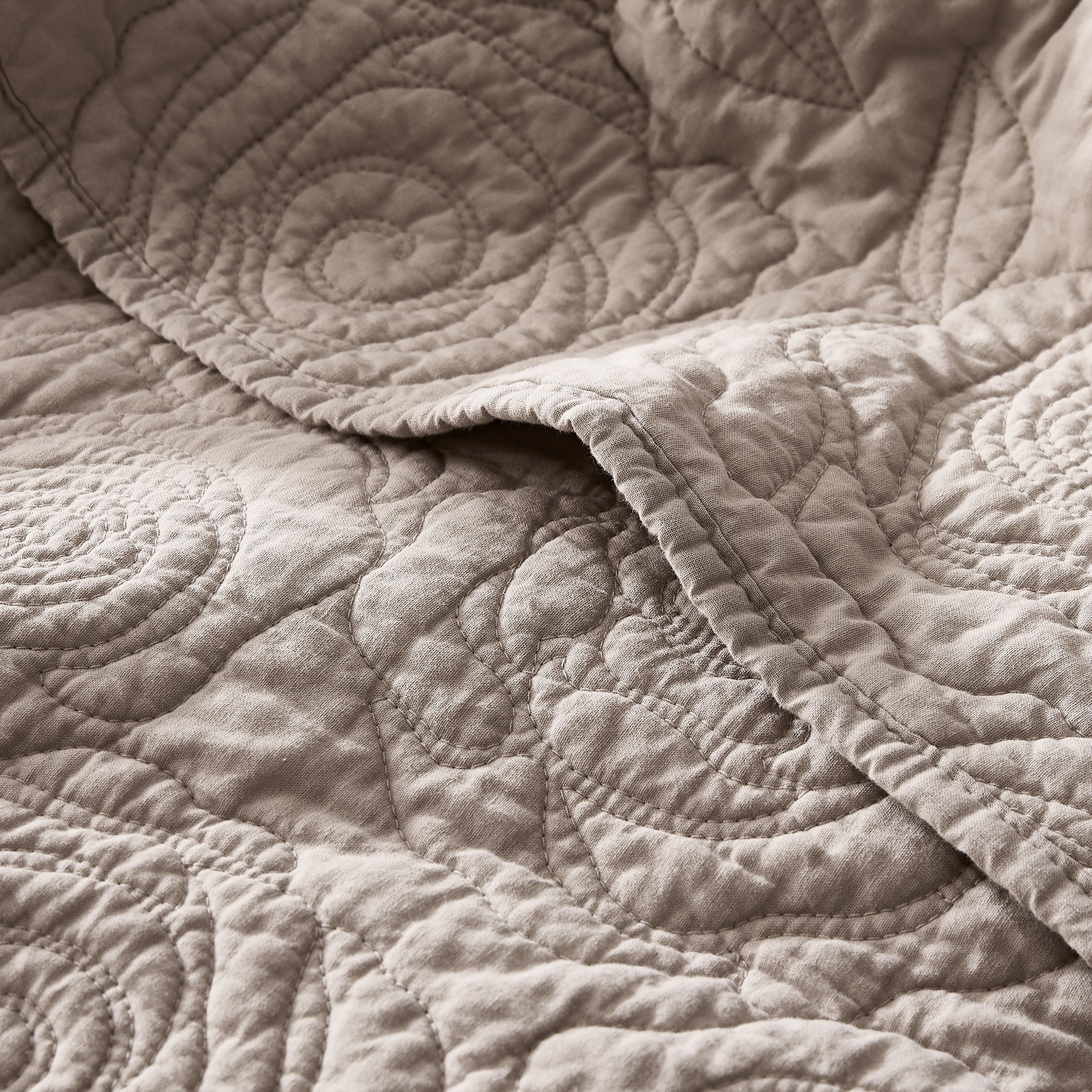 100% Cotton Rosette Pattern Farmhouse Quilt Set